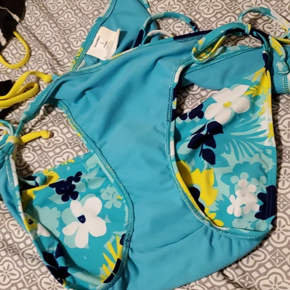 Two Old Navy tie bikinis. Small top, medium bottoms - Picture 4 of 7
